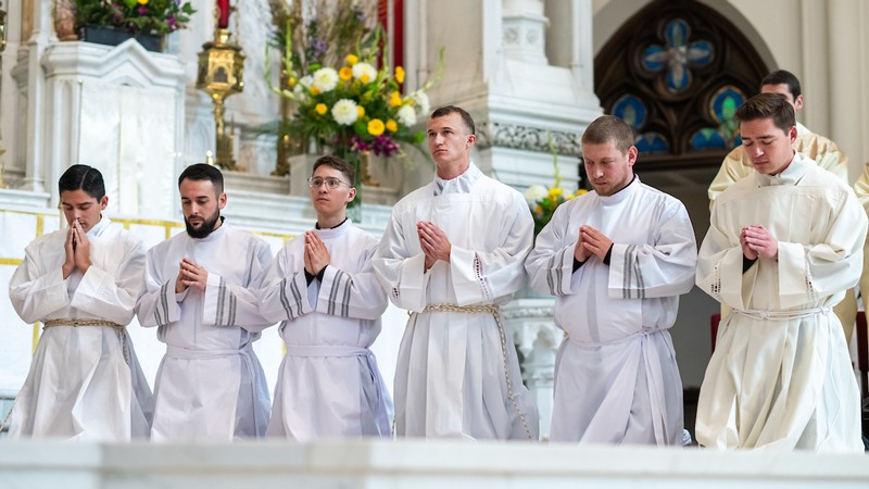 sacerdotes llamados por su nombre
